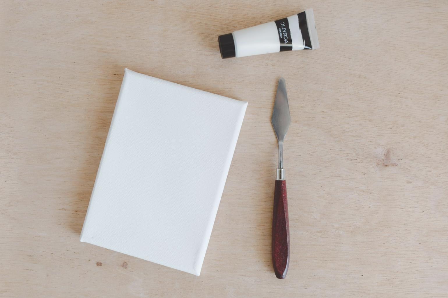 Ambiente di lavoro studio concept art con strumenti digitali