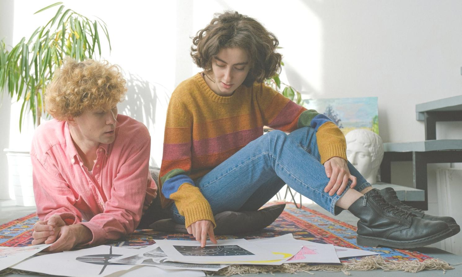 Processo creativo di concept art mostrando schizzi preliminari e sviluppo del design