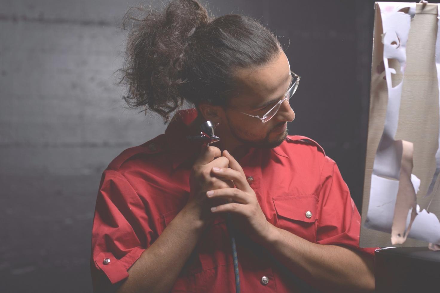 Ambiente di lavoro creativo per concept art con strumenti professionali