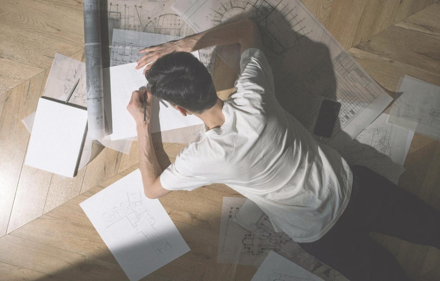 Studenti di concept art al lavoro su progetti formativi